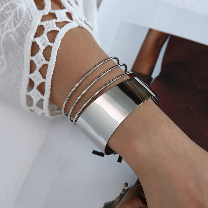 Fashionable Hollow Metal Bracelet - Lovin’ The Beauty 