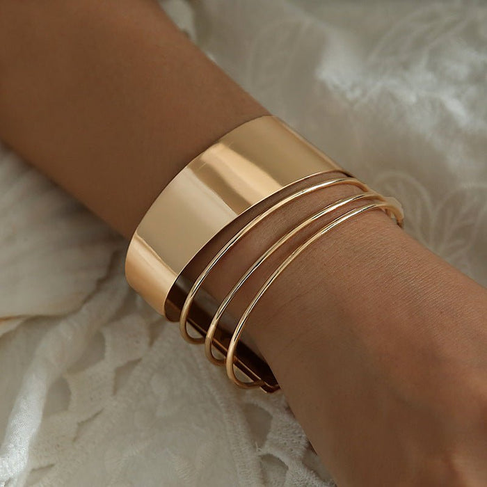 Fashionable Hollow Metal Bracelet - Lovin’ The Beauty